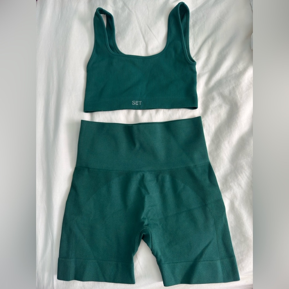 SET Active box sports bra and sculptflex shorts set